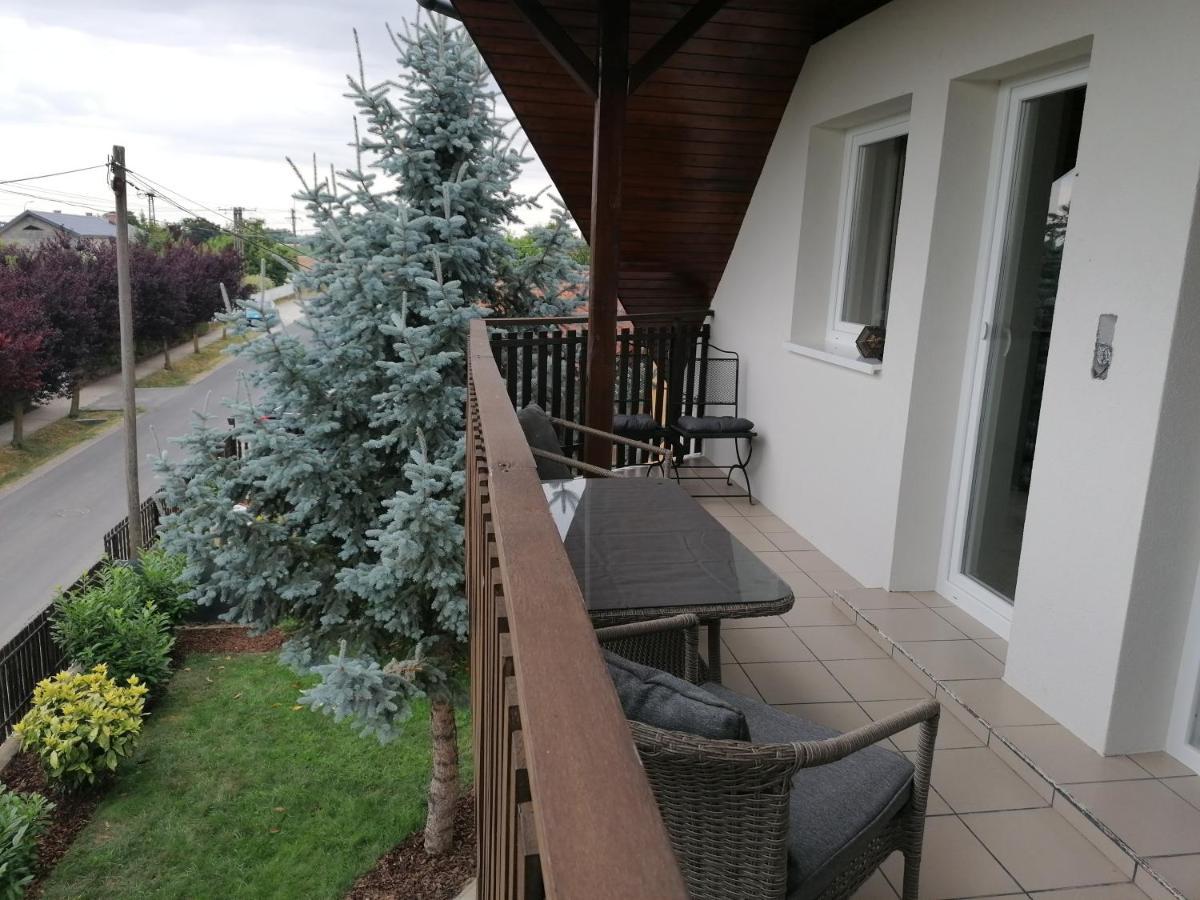 Villa Lili Apartments Balatonkeresztur Exterior photo