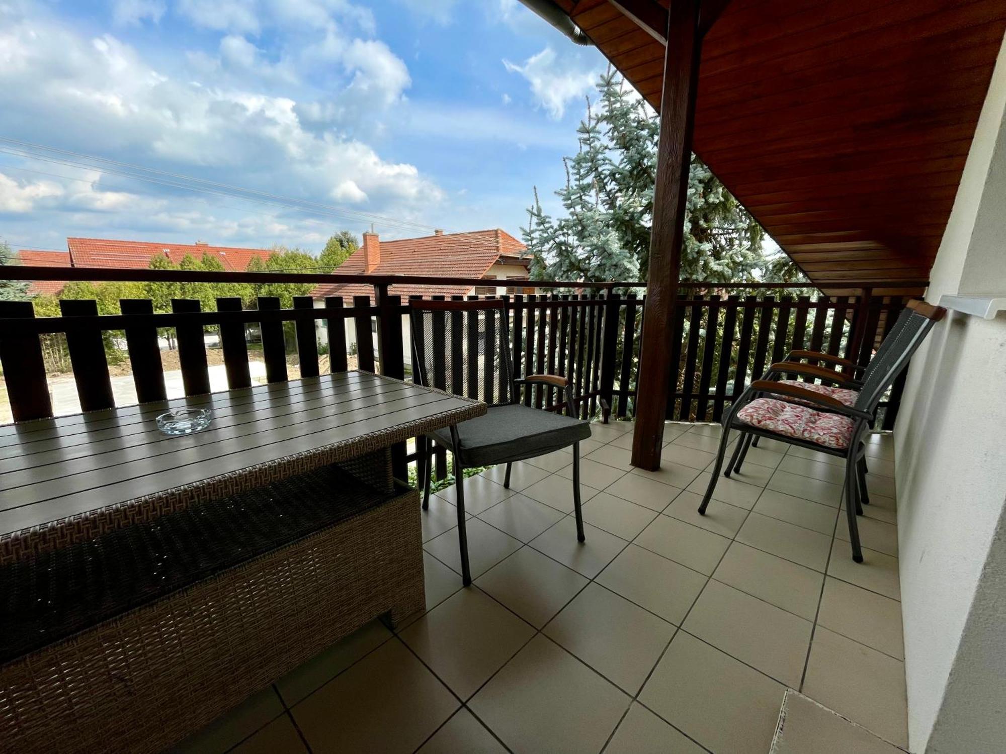 Villa Lili Apartments Balatonkeresztur Exterior photo